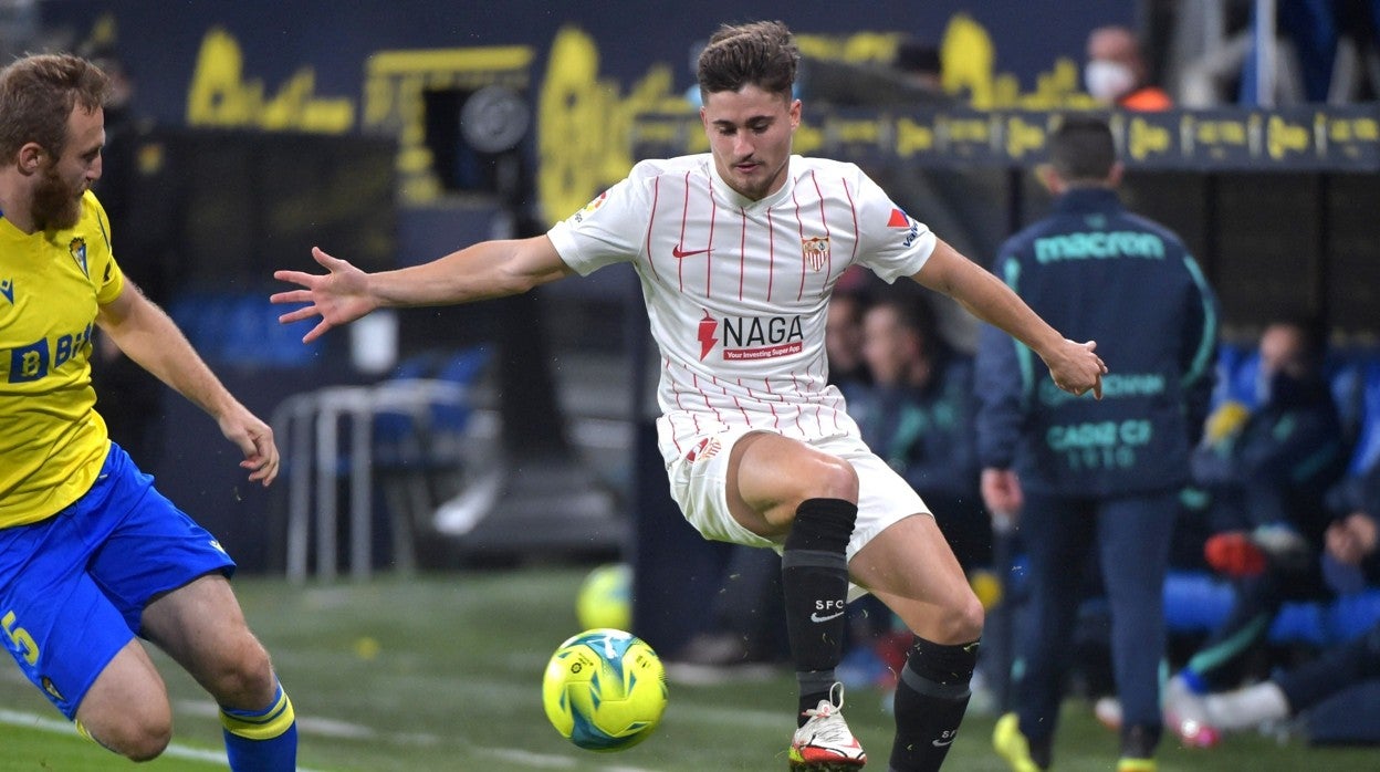 Iván Romero controla el balón durante el Cádiz - Sevilla