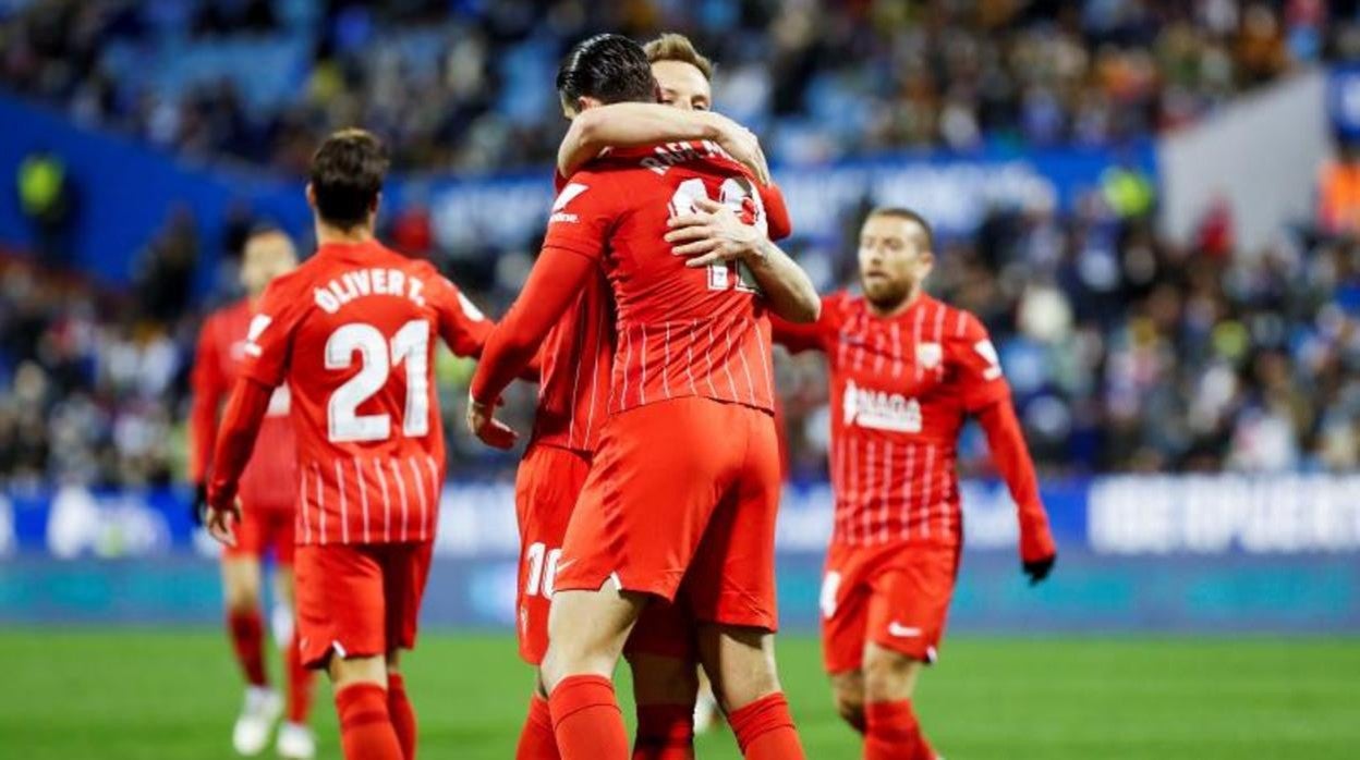 Los jugadores del Sevilla FC celebran el tanto de Rafa Mir ante el Real Zaragoza