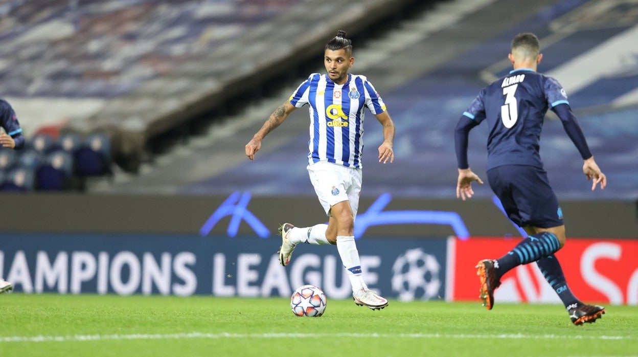 Tecatito Corona en un partido con el Oporto