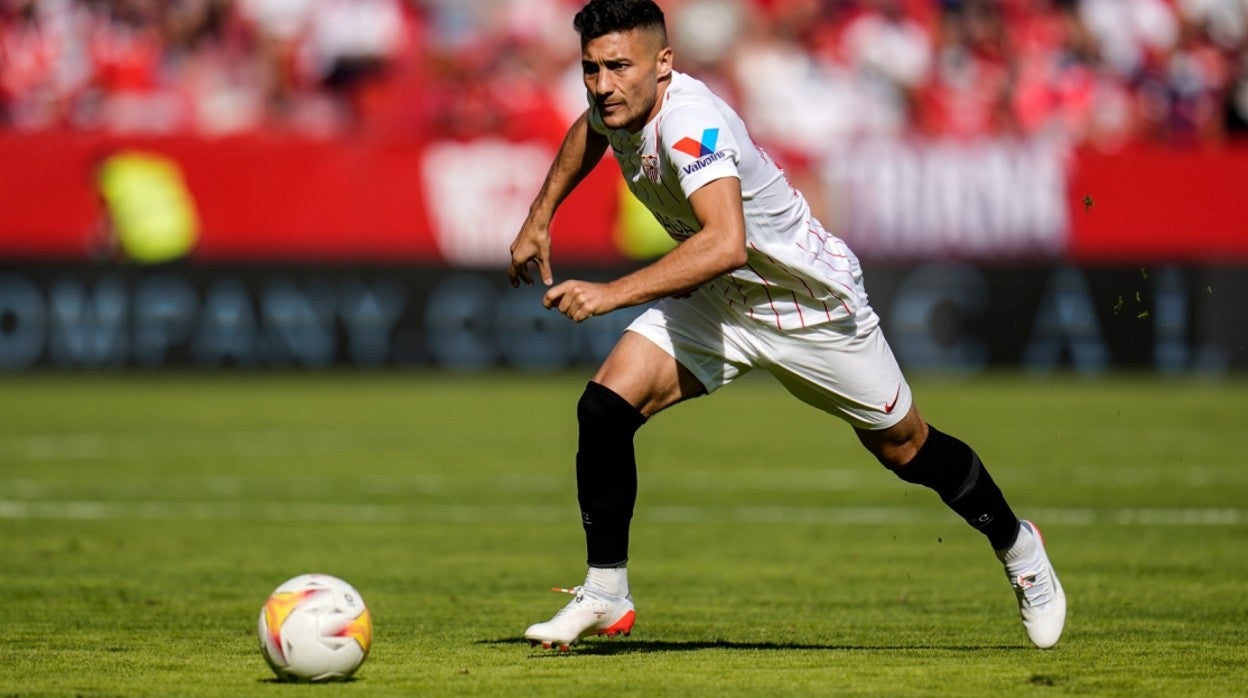 Óscar Rodríguez conduce un balón