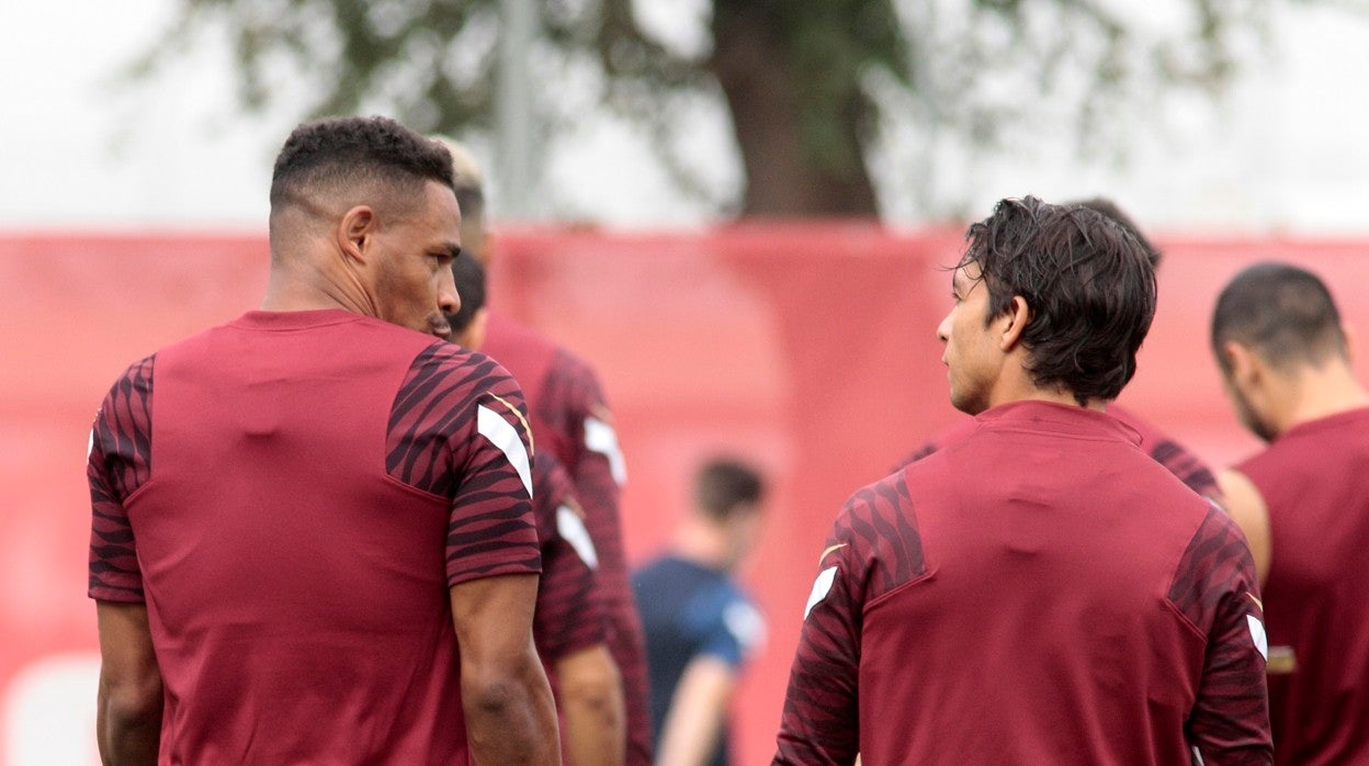 Fernando y Óliver Torres charlan en la ciudad deportiva