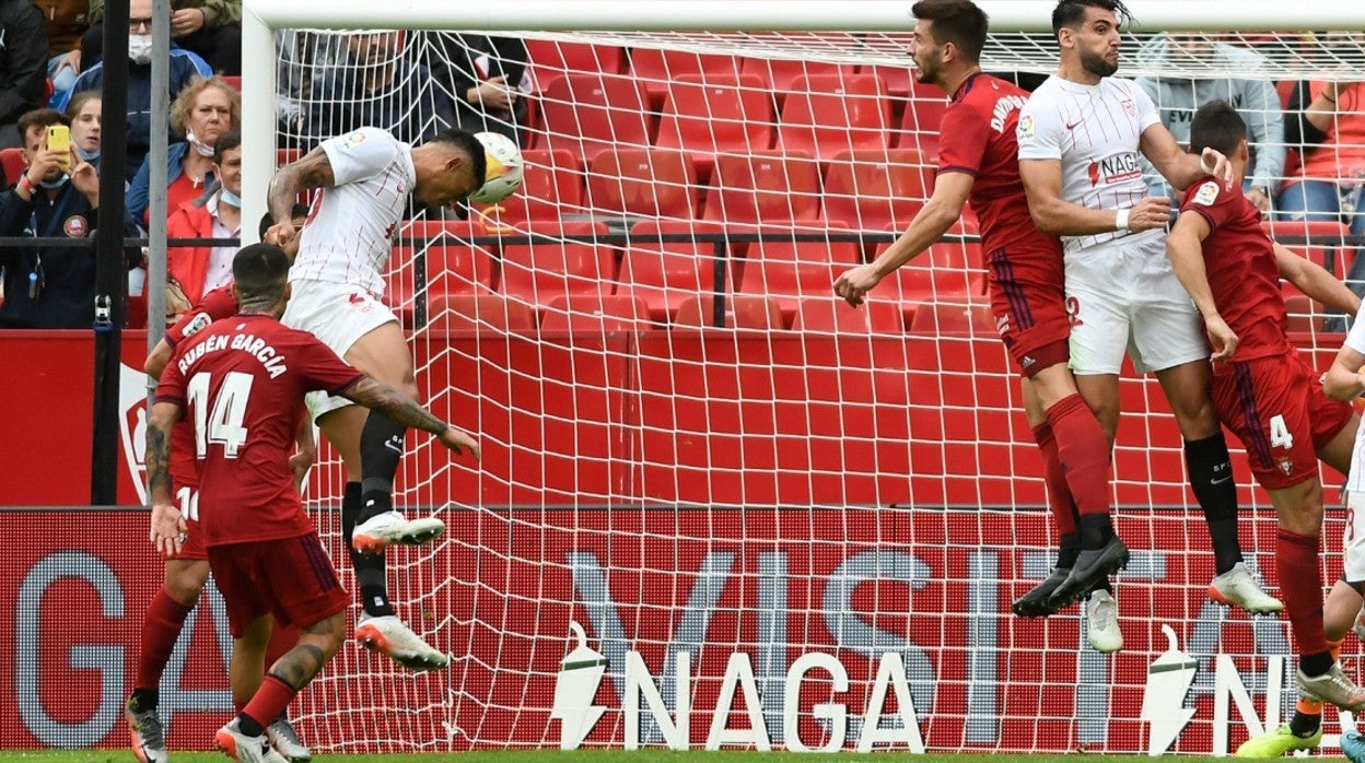 Instante en el que Diego Carlos cabeceó a gol para adelantar al Sevilla ante el Osasuna en el Sánchez-Pizjuán