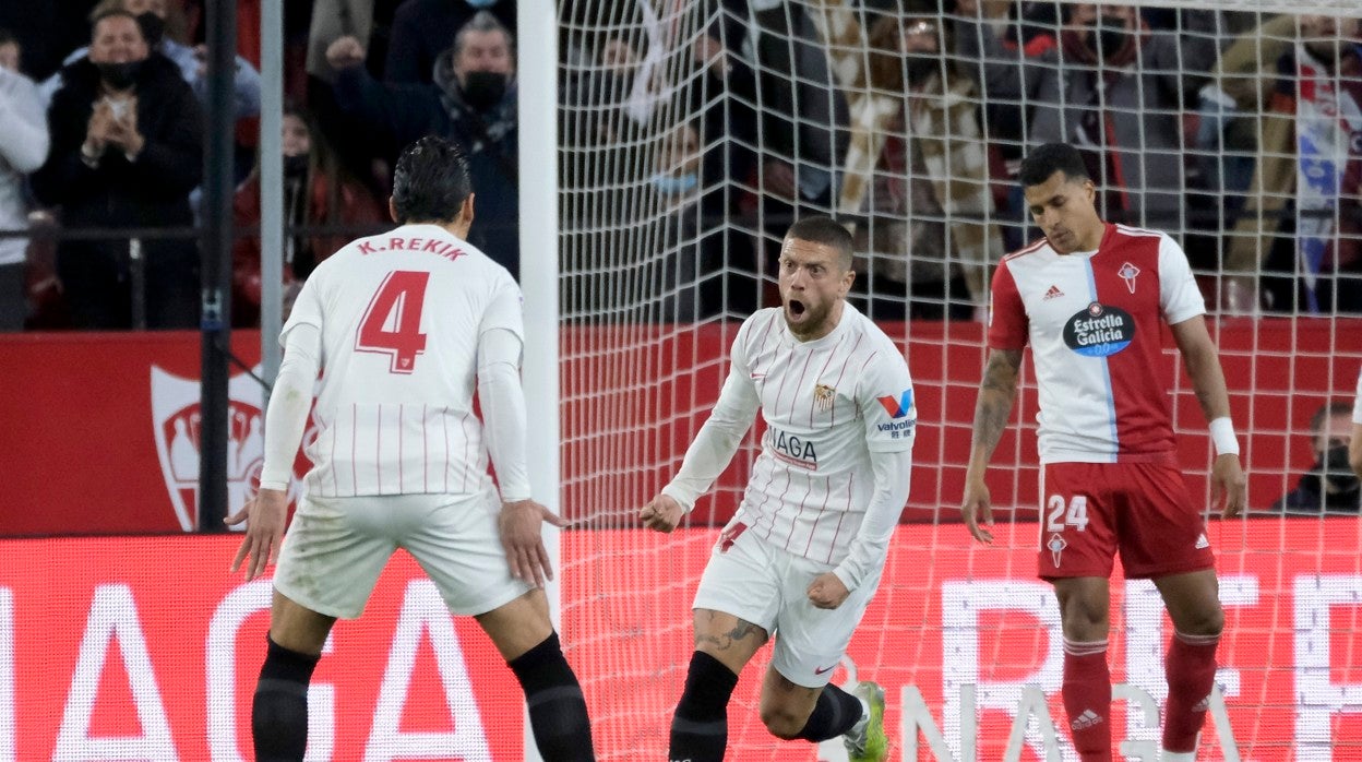 Papu Gómez celebra su gol