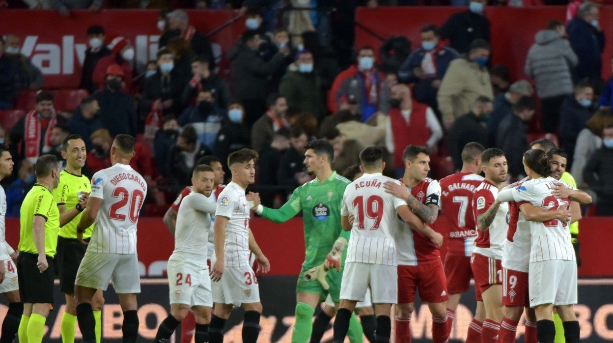 Los jugadores del Sevilla y del Celta, después del partido