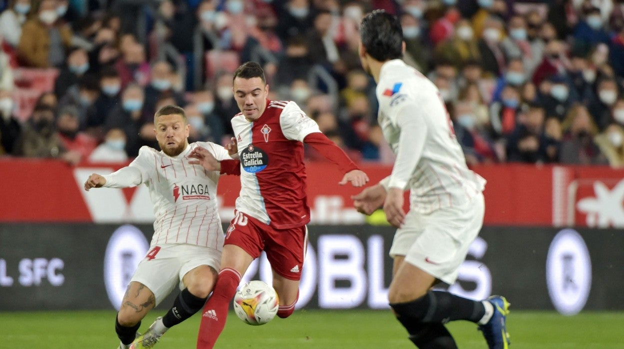 Papu Gómez forcejea con Iago Aspas para recuperar un balón durante el Sevilla FC - Celta