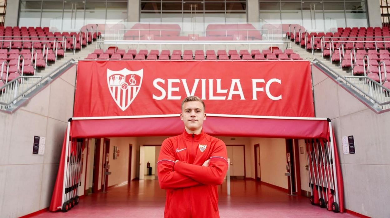 Iker Villar posa tras firmar su nueva ampliación como sevillista
