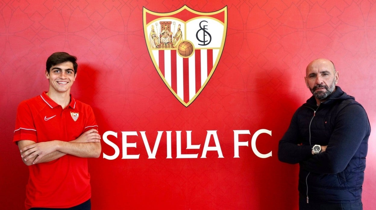 Juanlu posa junto a Monchi esta mañana en la ciudad deportiva sevillista