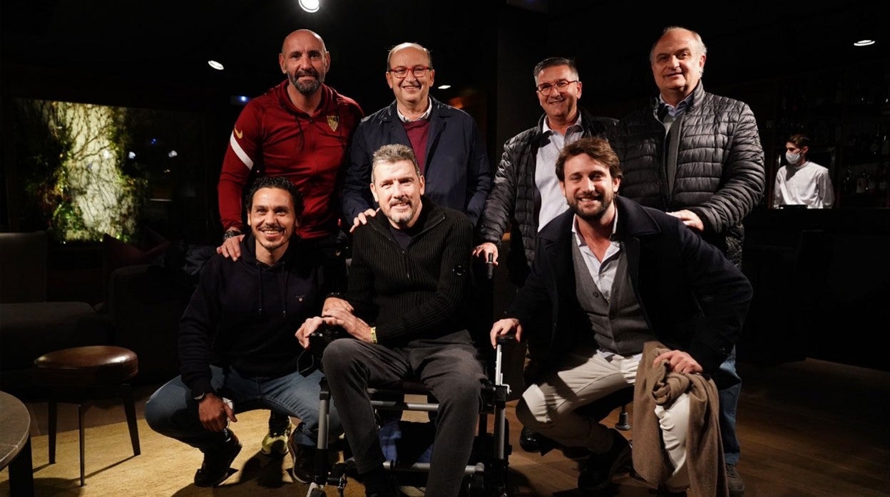 Unzué, rodeado por Monchi, Pepe Castro, Luis Castro, José María Manzano, José María del Nido Carrasco y Fernando Carrión