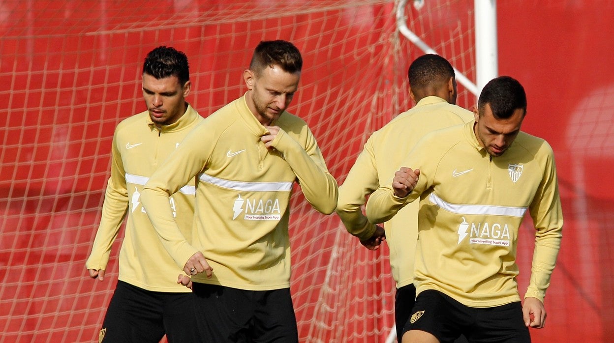 Rakik, Rakitic y Jordán, con Martial detrás, en la ciudad deportiva