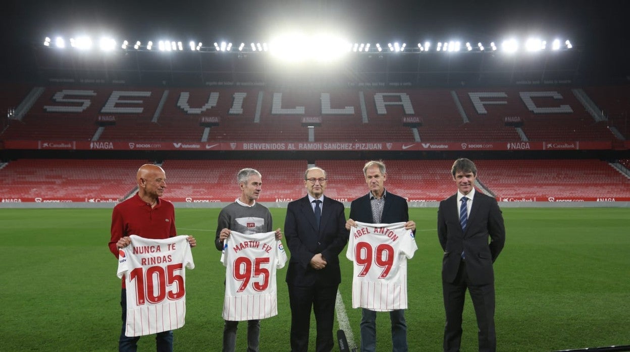 Julio Molina, maratoniano sevillista; Martín Fiz y Abel Antón, embajadores de la Zurich Maratón de Sevilla 2022, junto José Castro, presidente del Sevilla FC y David Guevara, DELEGADO DE DEPORTES DEL AYUNTAMIENTO DE SEVILLA