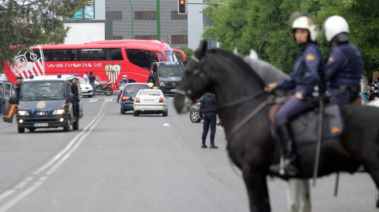 Efectivos de la Policía Nacional vigilan la llegada del Betis al derbi de la Copa del Rey