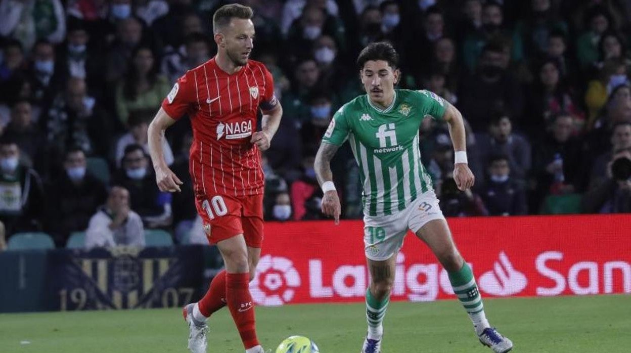 Rakitic, durante una acción en el derbi de la primera vuelta