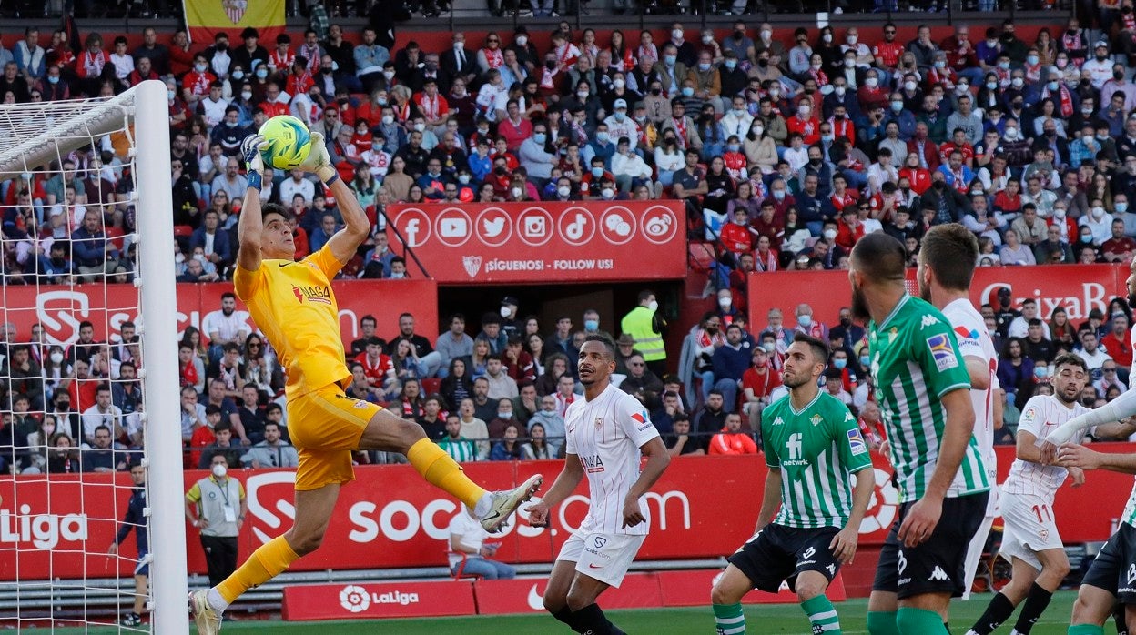 Bono atrapa uno de los disparos del Betis durante el derbi
