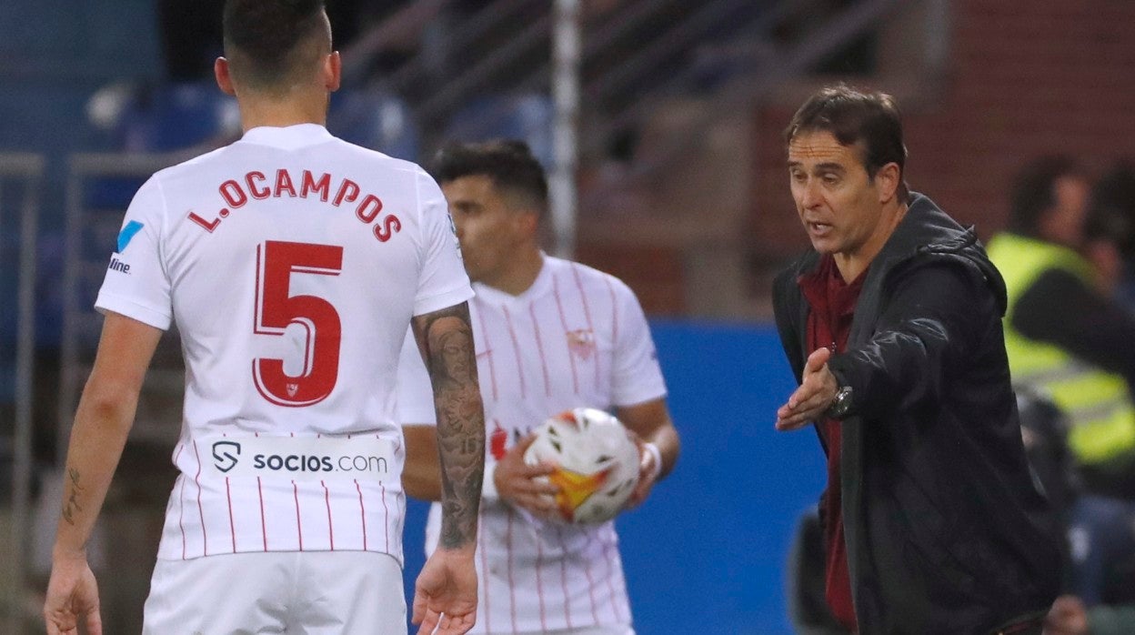 Julen Lopetegui da instrucciones a Lucas Ocampos durante el Alavés - Sevilla FC