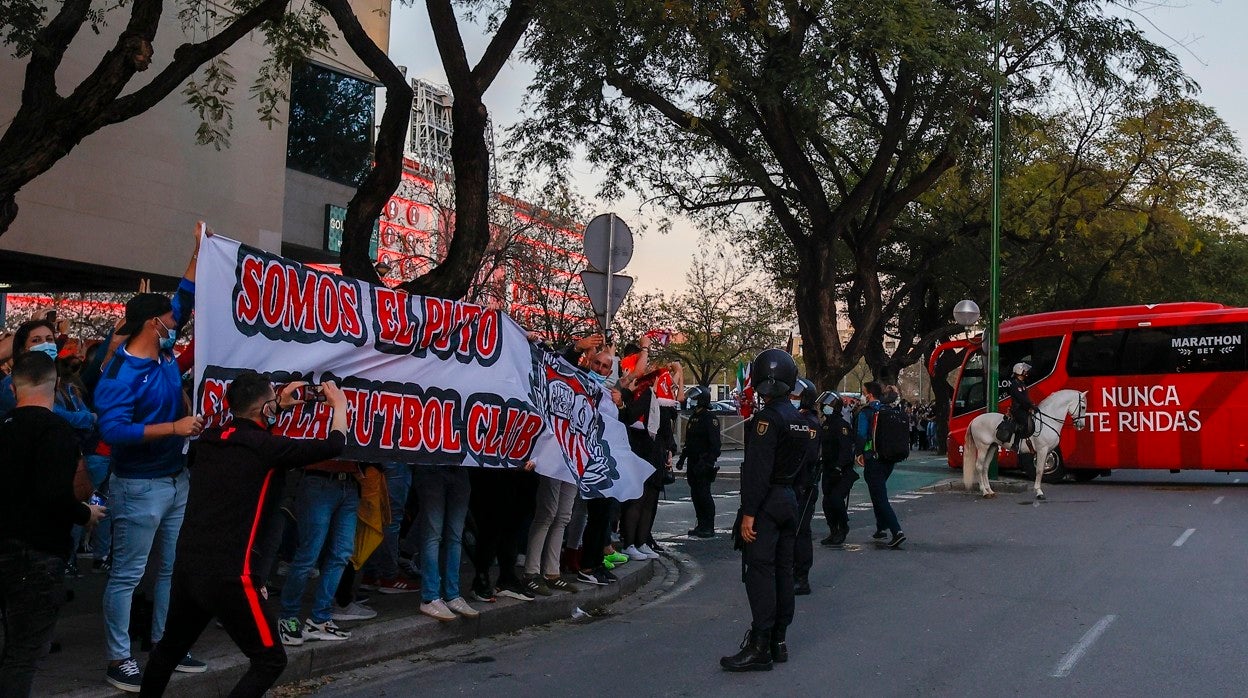 El autobús del Sevilla FC, llegando al Sánchez-Pizjuán