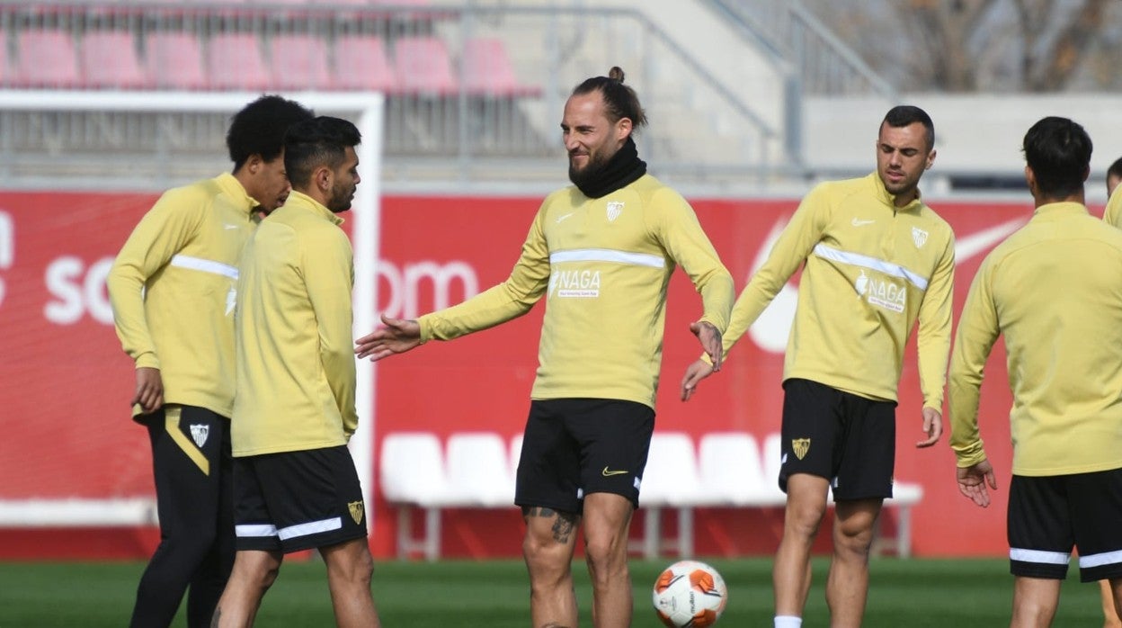El centrocampista Nemanja Gudelj, en el entrenamiento de este miércoles