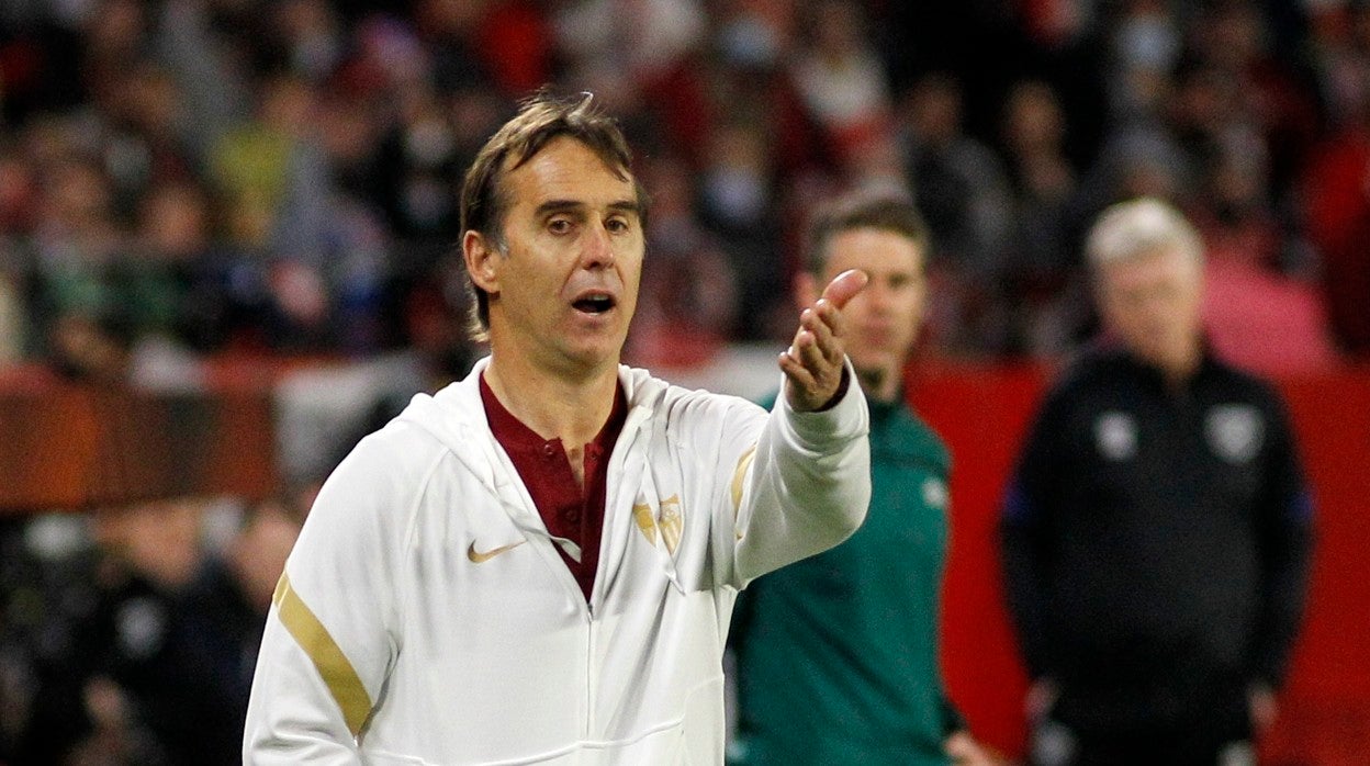Julen Lopetegui reacciona a una acción durante el Sevilla FC - West Ham