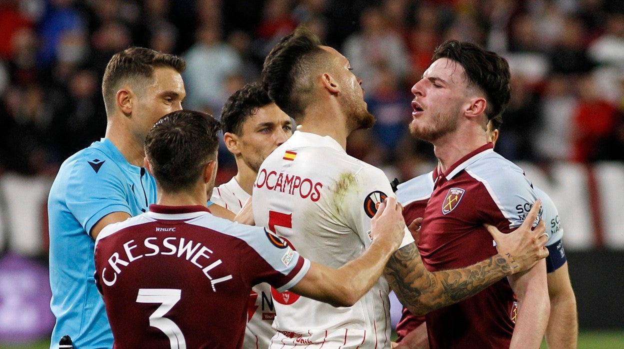 Ocampos contiene a Declan Rice en la acción que le supuso la amarilla