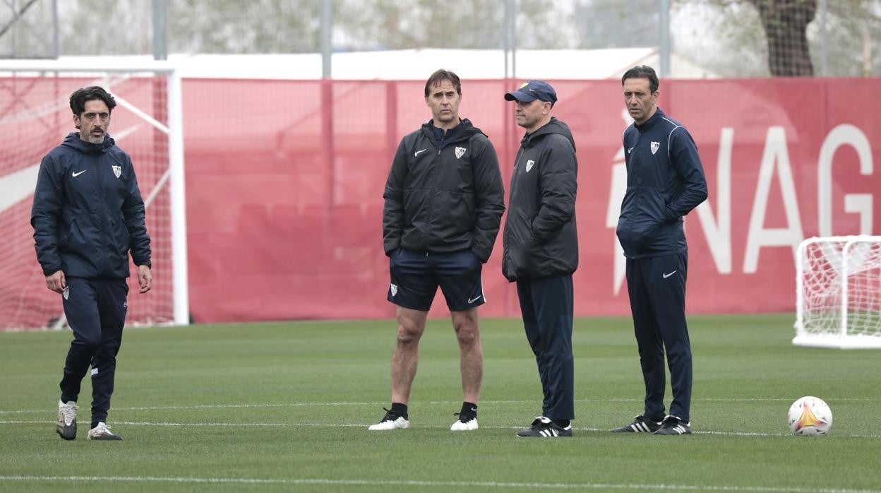 Julen Lopetegui junto al resto del cuerpo técnico del Sevilla en un entrenamiento