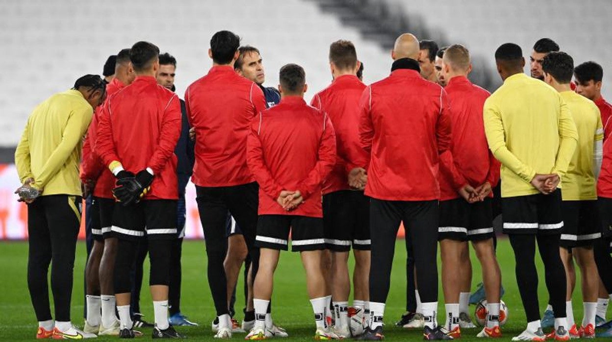 Los jugadores del Sevilla FC escuchan las instrucciones de Julen Lopetegui durante su entrenamiento en el London Stadium
