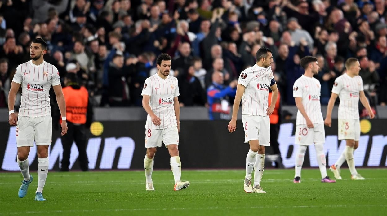 Los jugadores del Sevilla cabizbajos al final del partido