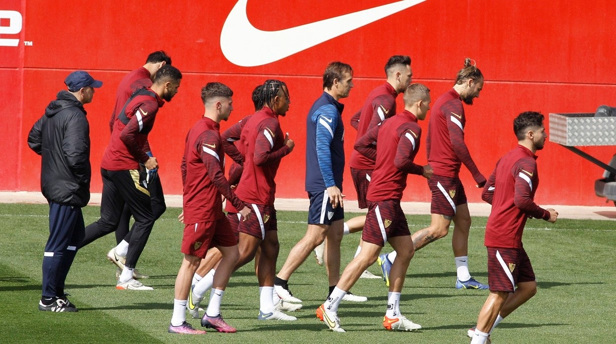 Lopetegui, junto a sus jugadores, durante la sesión de ayer en la ciudad deportiva