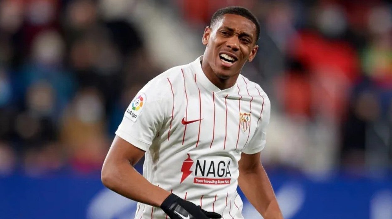 Anthony Martial se lamenta tras una acción durante su debut en Pamplona ante Osasuna