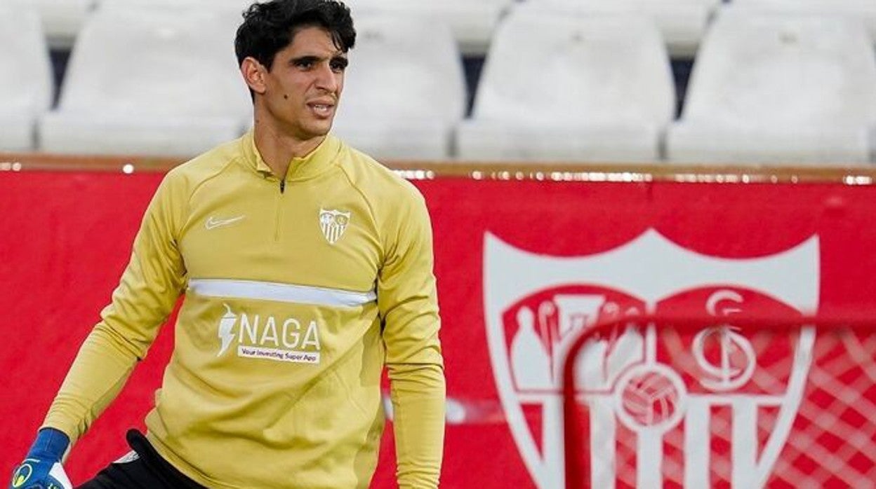 Bono, en un entrenamiento con el Sevilla