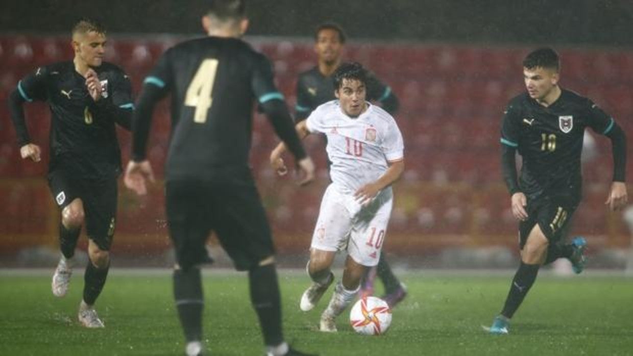 Cuatro austriacos saltan al paso de Carlos Álvarez en el partido con la sub 19