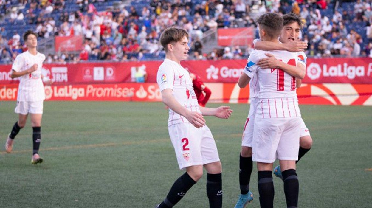 Los jugadores del Sevilla FC celebran uno de los tantos de Adrián, que le sirvió para clasificarse para la semifinal ante el Real Madrid