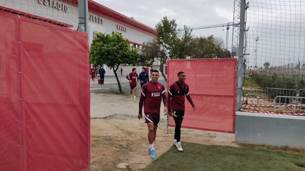 Diego Carlos, junto a Martial, en el inicio del entrenamiento del Sevilla de este lunes