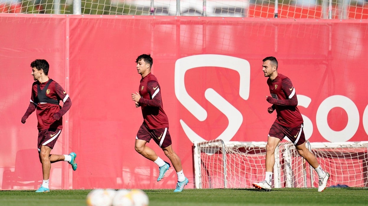 Navas, Óliver Torres y Jordán, en el entrenamiento del Sevilla