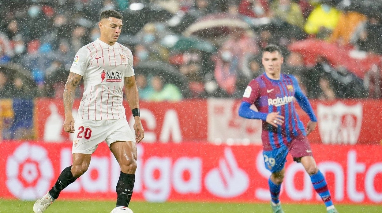 Diego Carlos ejecuta un pase durante el Sevilla FC - Barcelona de la primera vuelta