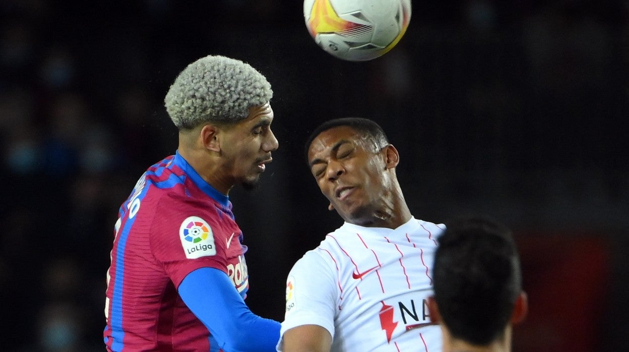 Martial disputa el balón con Araujo