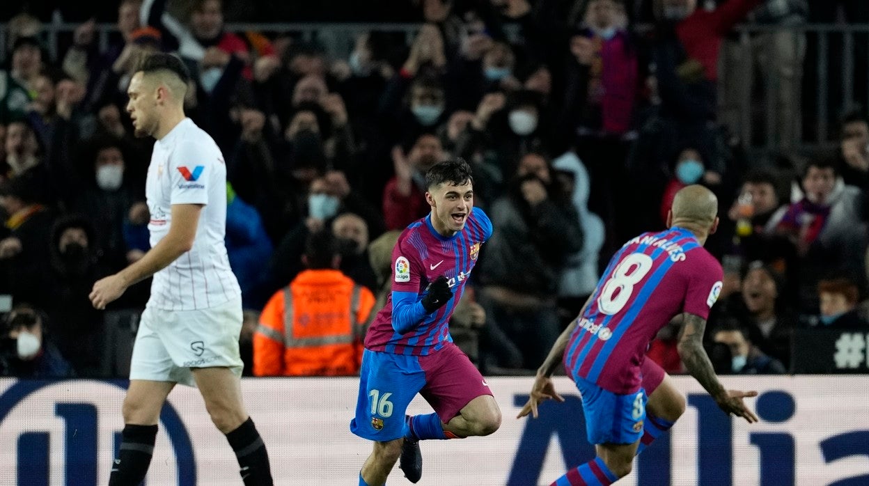 Pedri celebra el gol del triunfo del Barça ante el Sevilla FC