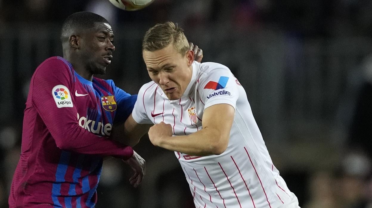 Augustinsson pugna con Dembélé en el Barça - Sevilla