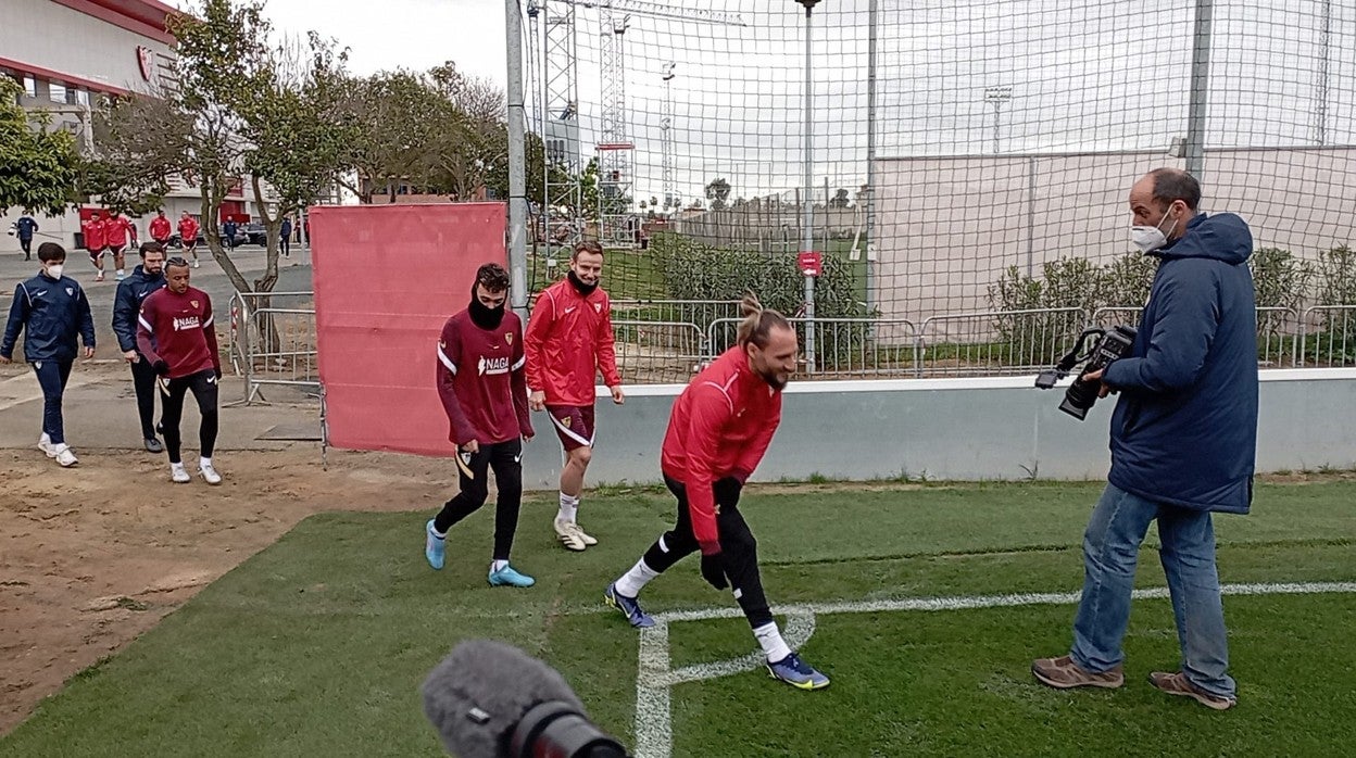 Gudelj, Munir y Rakitic entran en el campo de entrenamiento de la ciudad deportiva del Sevilla FC