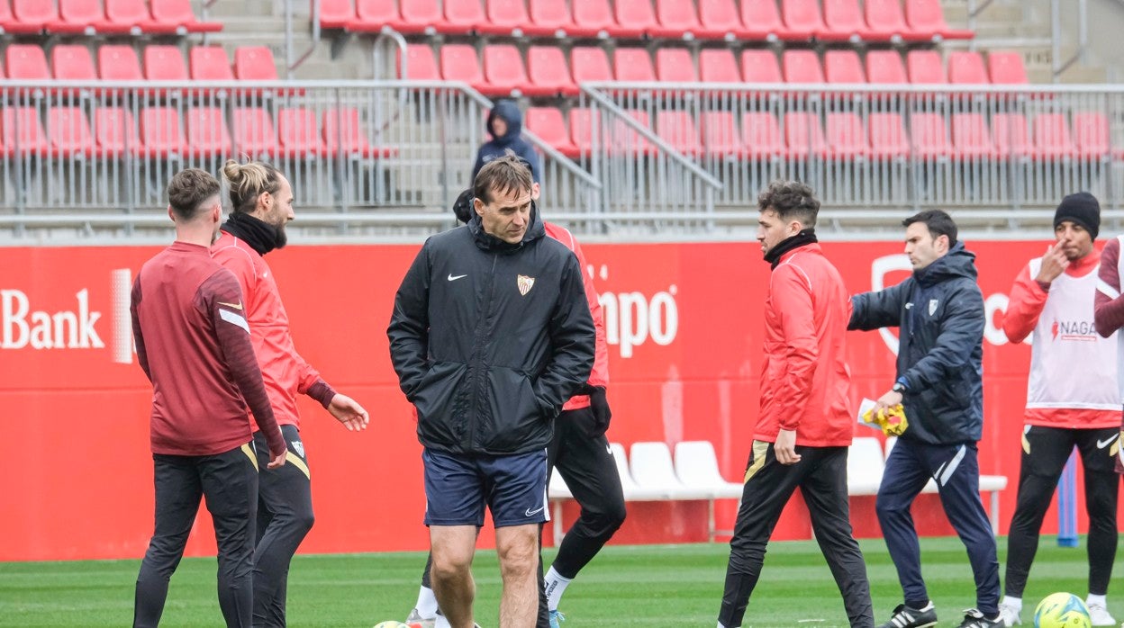 Lopetegui camina pensativo en un entrenamiento