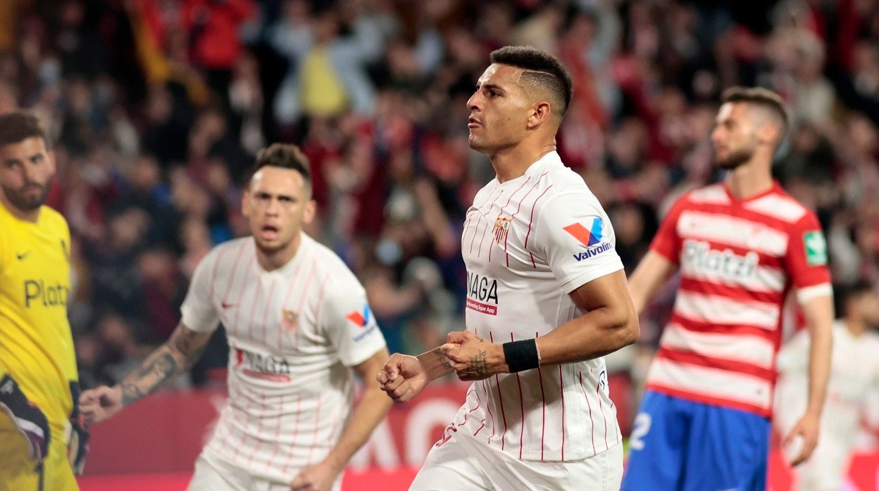 Diego Carlos celebra su gol al Granada