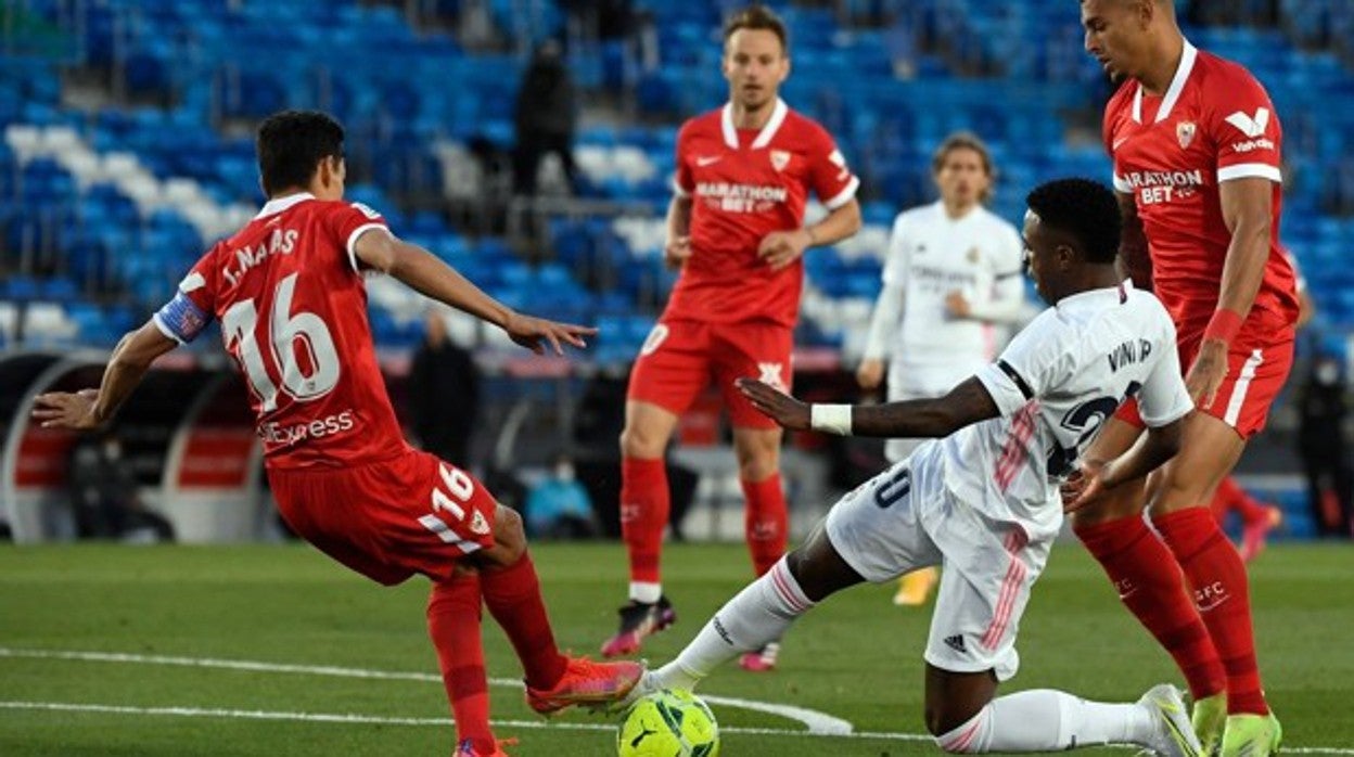 Navas disputa un balón con Vinicius en un Real Madrid - Sevilla FC