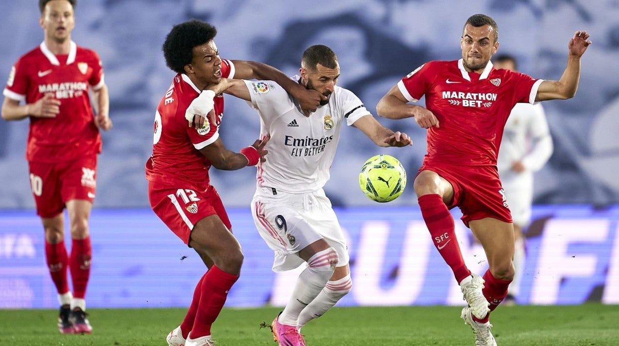 Koundé y Jordán tratan de frenar a Benzema en un Real Madrid - Sevilla FC
