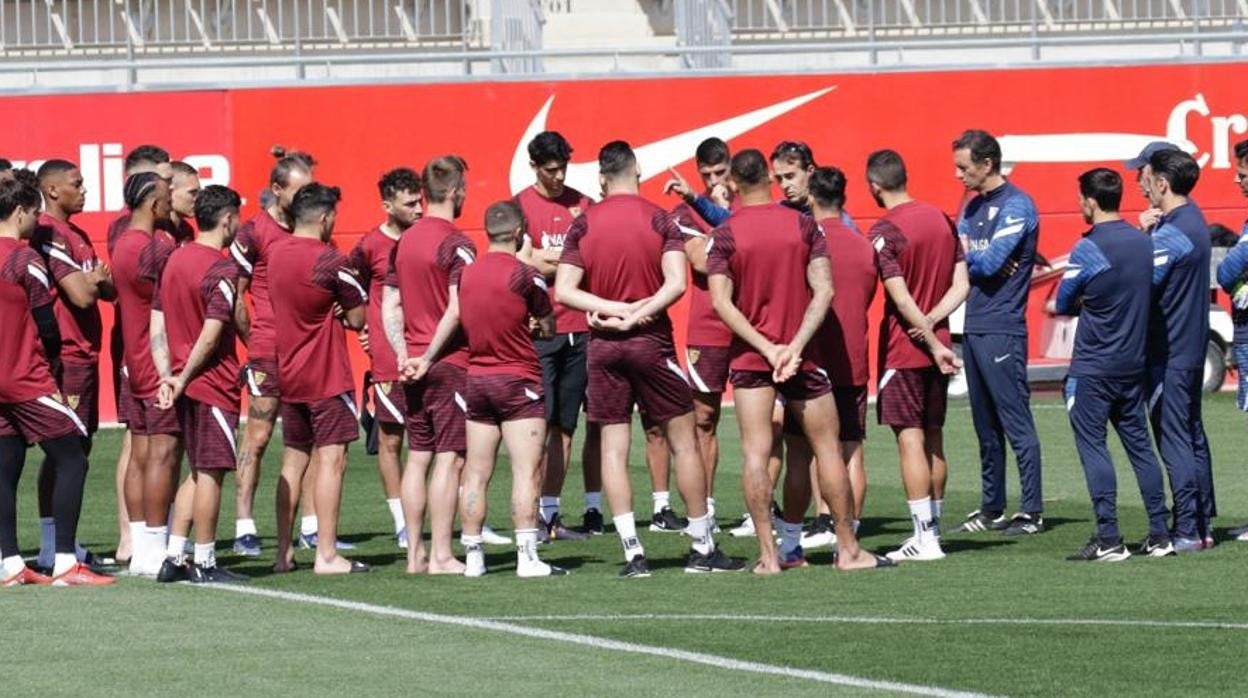 Julen Lopetegui durante la charla a sus jugadores tras la derrota ante el Real Madrid