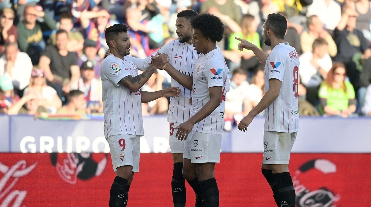 Los jugadores del Sevilla FC celebran uno de los tantos de Tecatito Corona ante el Levante UD