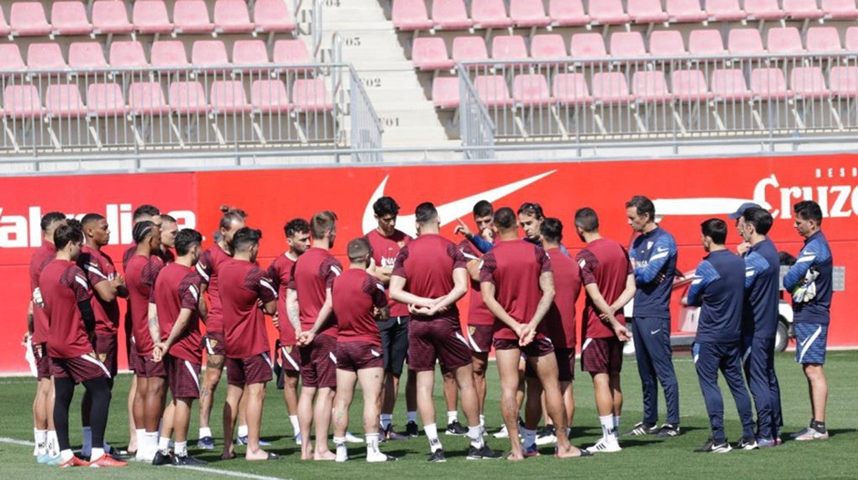 El entrenador del Sevilla FC, Julen Lopetegui, habla con los futbolistas de la plantilla en un entrenamiento