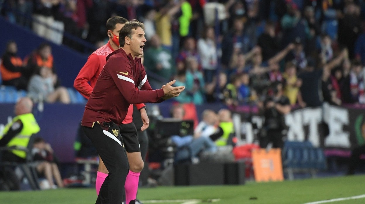 Julen Lopetegui arenga a sus jugadores desde la banda del Ciudad de Valencia durante el Levante - Sevilla