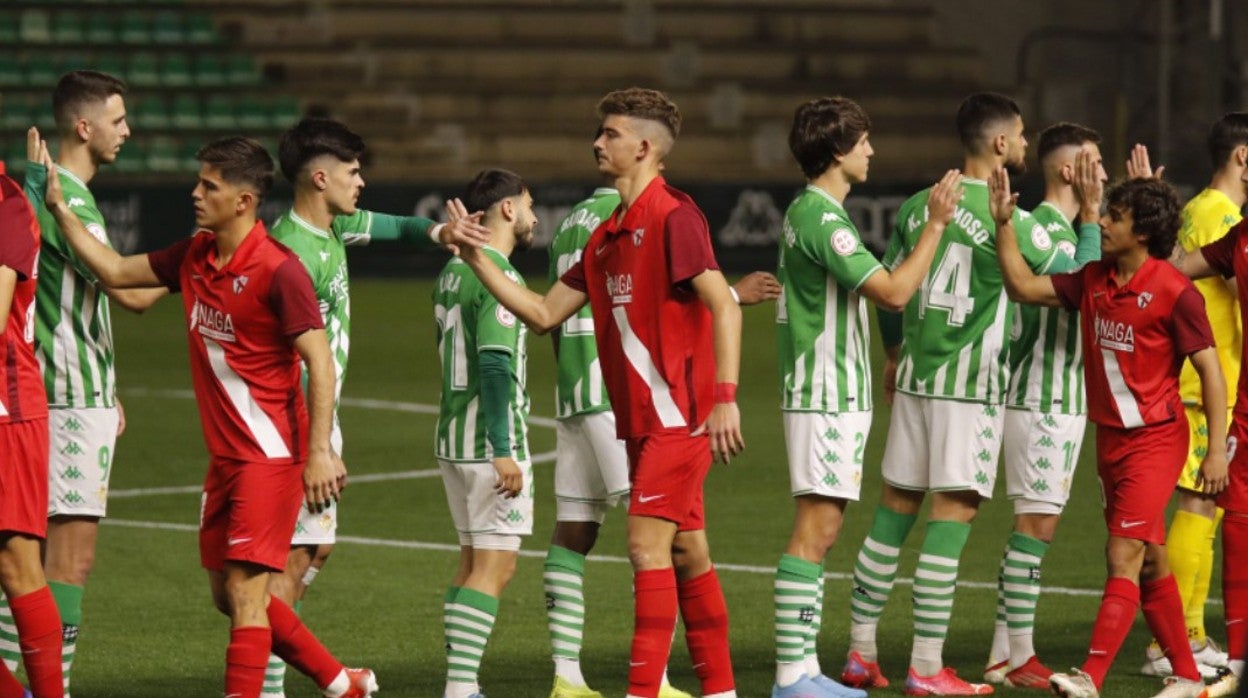 Capi, Kike Salas y Carlos Álvarez saludan al Betis Deportivo en la ida