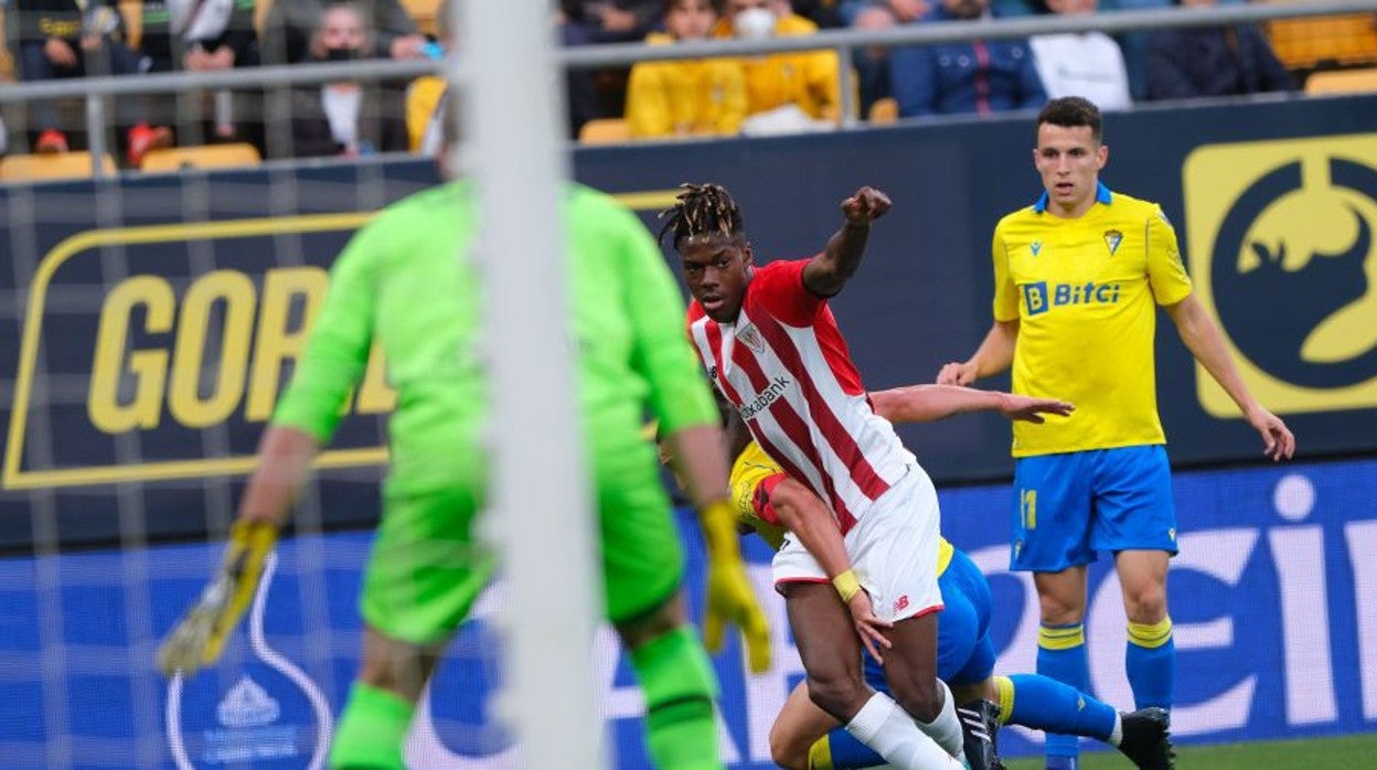 Idrissi observa una acción de Nico Williams durante el Cádiz - Athletic