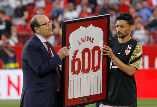 José Castro entrega a Navas la camiseta con el dorsal 600