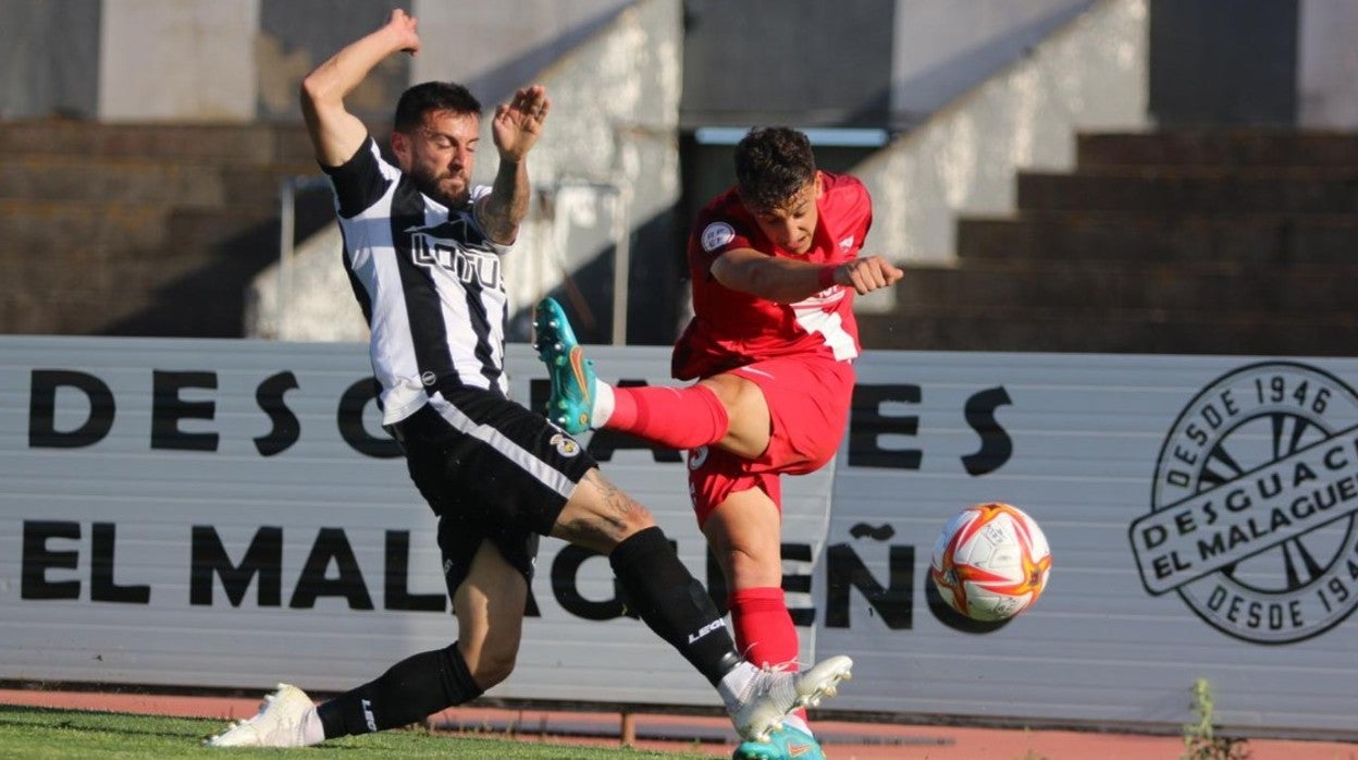 Juan María intenta despejar un balón en el Municipal de La Línea