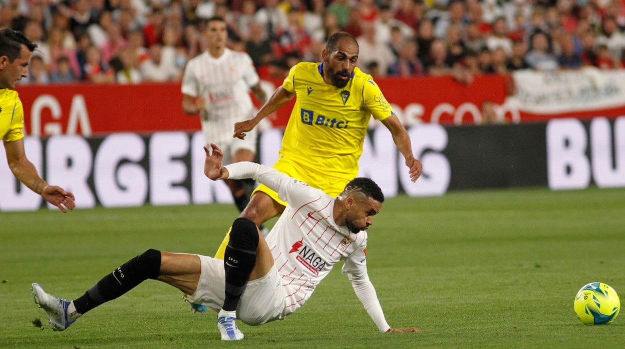 En-Nesyri se cae en un lance del Sevilla-Cádiz